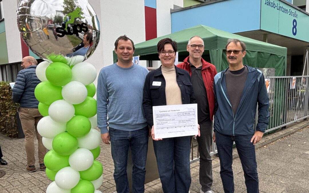 Die 1. Altherren des GSV Moers hat heute – passend zum #MausTüröffnerTag und zum Tag der Deutschen Einheit – 833 € an das STUPS Kinderzentrum Krefeld übergeben. Die Summe stammt aus unserem 13. Elfmeterturnier vom 23.08.2025.